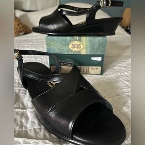 Women’s SAS black Caress sandal 8.5 wide